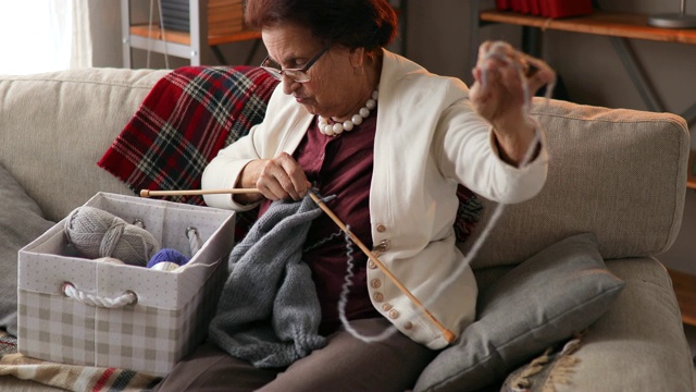 老年妇女在家编织视频素材