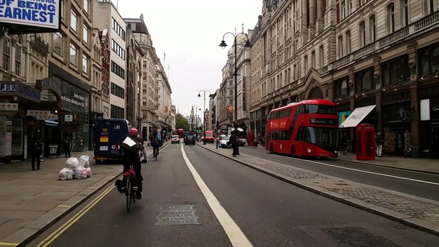 骑自行车穿过伦敦斯特兰德路视频素材
