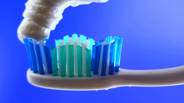 牙刷贴在牙刷上视频下载