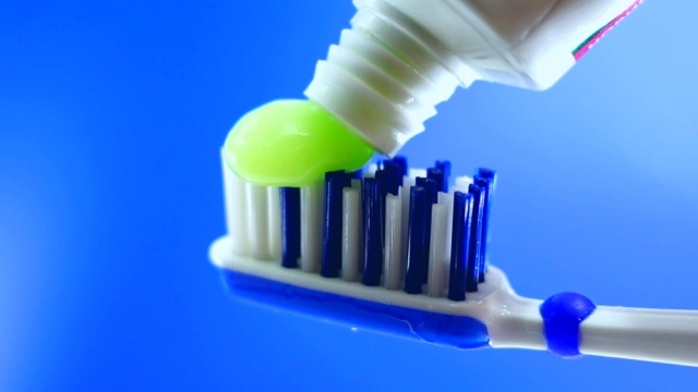 牙刷贴在牙刷上视频下载