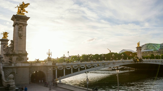 巴黎塞纳河上的亚历山大三世桥面拱桥上的交通视频素材