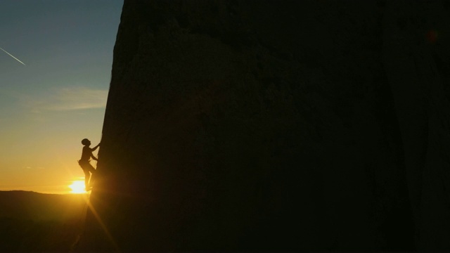 在惊人的日落攀岩的人视频素材