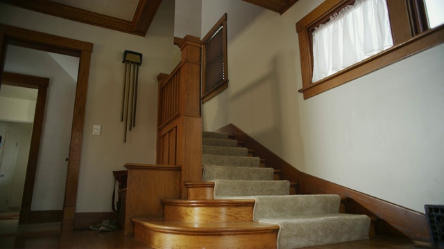 室内工匠家里;相机推车沿着木楼梯。视频下载