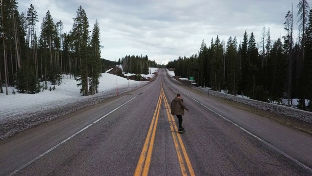 空中向前:男子滑板自由在蒙大拿的道路上视频下载