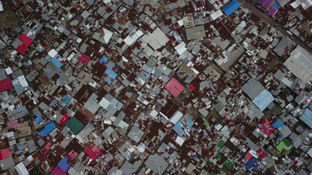 巨大密集贫民窟的垂直天线向下扭曲视频素材