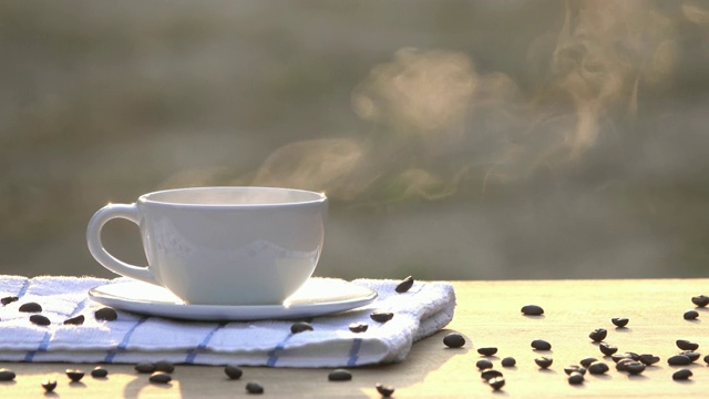 清晨咖啡杯的蒸汽视频素材