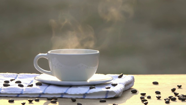 清晨咖啡杯的蒸汽视频素材