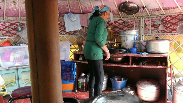 蒙古包里的老太太，中国内蒙古。视频下载
