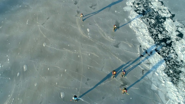人们滑冰的鸟瞰图视频素材