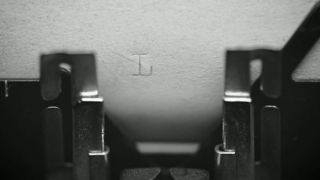 用旧打字机打出爱的字视频素材