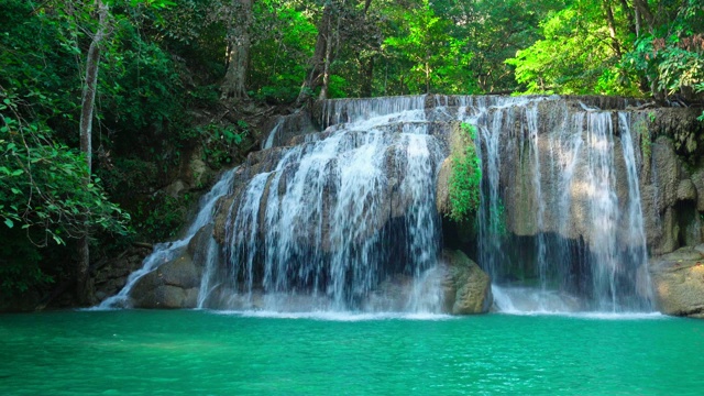 泰国北碧府的四面瀑布。美丽的瀑布与翠绿的池塘在大自然中。视频素材