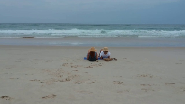 两个女人放松在牛脂海滩，拜伦湾视频下载