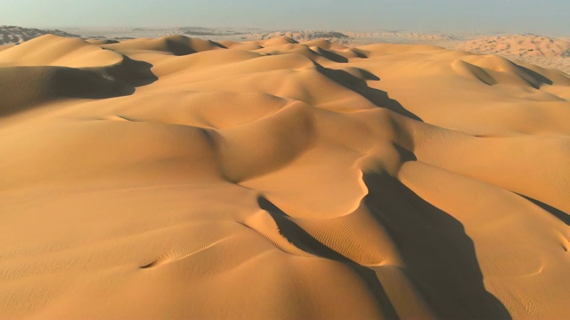 空中拍摄的阿拉伯沙漠沙丘-阿曼的空季度。4K，超高清视频素材