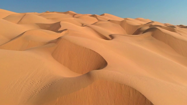 飞越阿拉伯沙漠无边无际的沙丘。阿拉伯半岛、阿曼视频素材