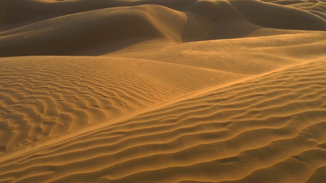 沙漠沙丘在风中荡漾。UHD 4 k视频素材