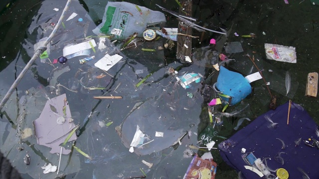 塑料袋和其他污染废物漂浮在海上视频素材