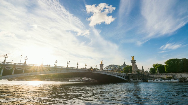在阳光的照耀下，巴黎塞纳河上的亚历山大三世拱桥视频素材