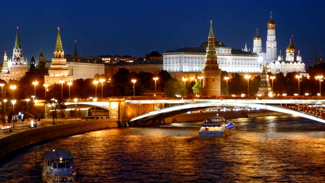 夜间的莫斯科克里姆林宫和莫斯科河与游轮，俄罗斯视频素材