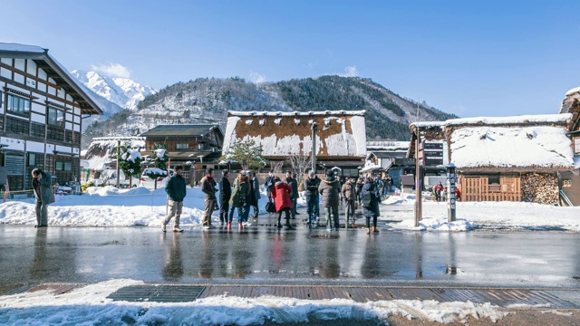 白川村有白雪和拥挤的游客在日本旅游时光流逝视频下载