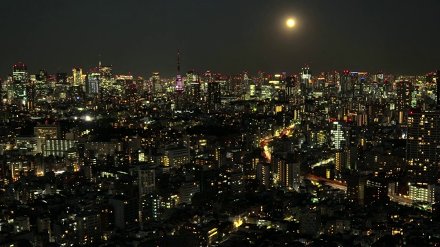 东京城市景观——月亮在摩天大楼上升起视频下载