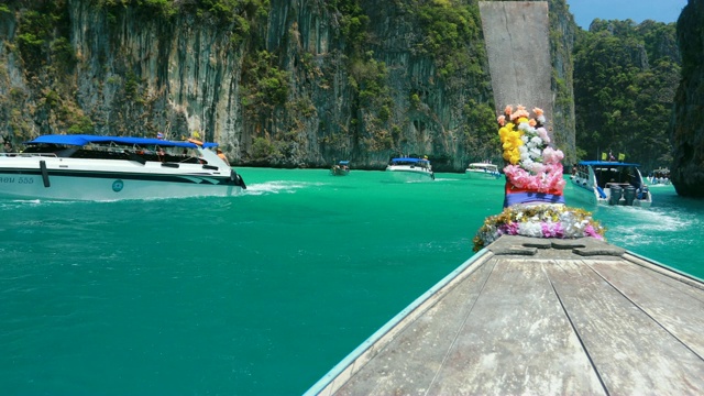 长船和蓝色的水玛雅湾在皮皮岛，泰国甲米视频素材