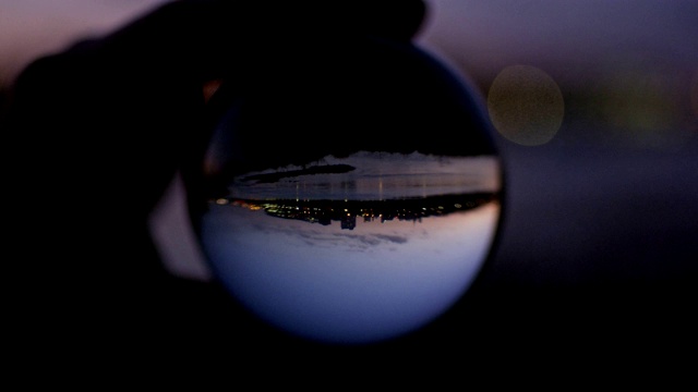城市映在玻璃球里。日落视频下载