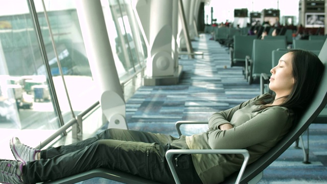 亚洲女人睡在机场视频下载