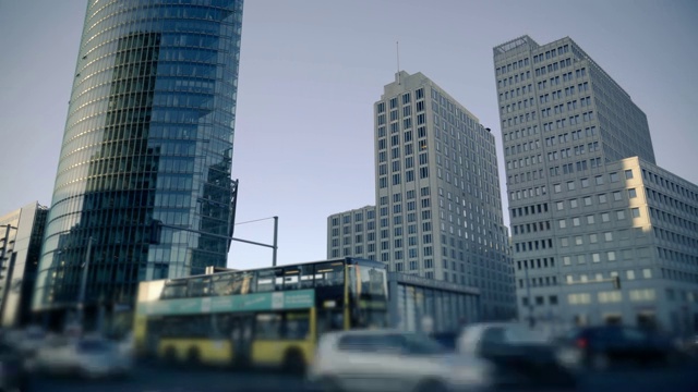 繁忙的城市十字路口与交通和行人视频素材
