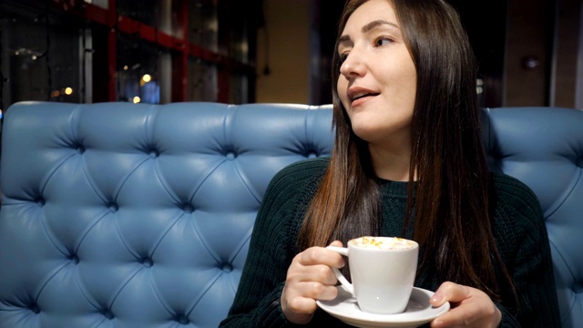 喝咖啡的美女视频素材