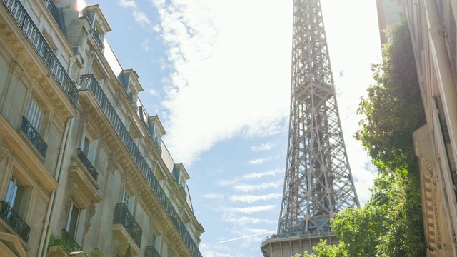 从巴黎建筑之间俯瞰埃菲尔铁塔视频素材