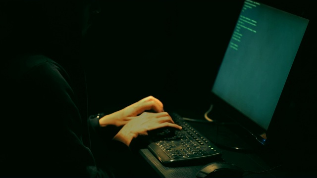 在电脑上工作的男性黑客视频素材