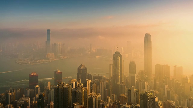 (放大)日出时的香港摩天大楼和城市景观。视频下载