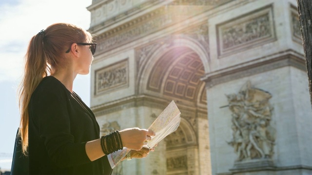 一名女子在巴黎观光，享受着阳光明媚的一天视频素材