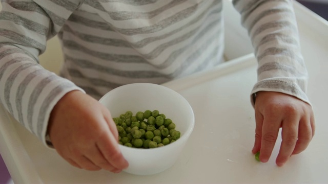 可爱的宝宝在吃绿豌豆视频素材