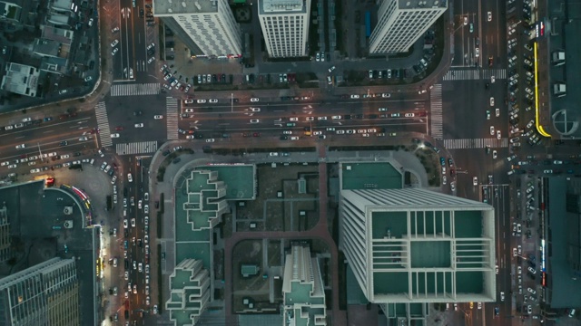 空中飞过屋顶，城市景观视频素材