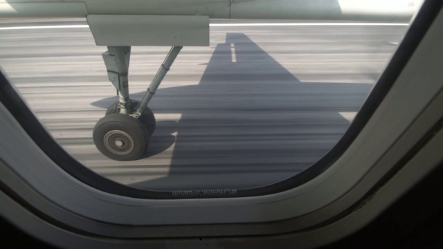 从空中客车窗口鸟瞰降落。通过平面窗口鸟瞰景观。美丽的旅行，良好的交通与飞机和工业概念。视频素材