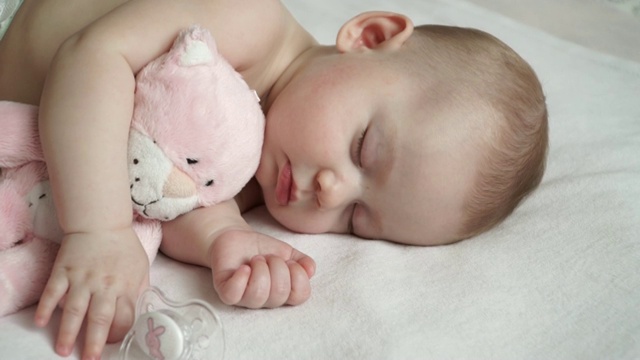 刚出生的漂亮女婴和她的玩具睡得很香视频素材