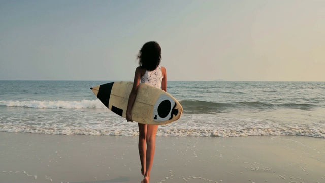 美丽性感的冲浪者女孩在海滩上日落。体育cinemagraph视频下载