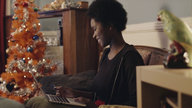女人从家里在网上购物圣诞礼物视频素材