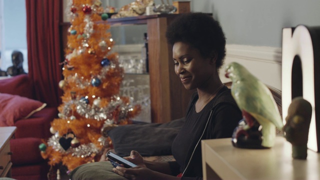 女人从家里在网上购物圣诞礼物视频素材
