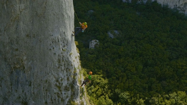 朋友们在大自然中攀岩视频素材