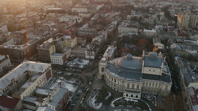 鸟瞰敖德萨歌剧院和芭蕾舞剧院在冬季时间日落视频素材