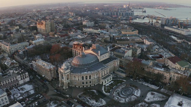 鸟瞰敖德萨歌剧院和芭蕾舞剧院在冬季的日落，跟踪拍摄视频素材