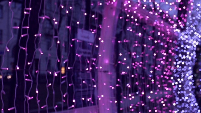 模糊的紫色散景光背景，圣诞和新年假期的背景视频素材