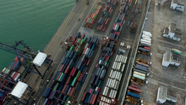 从无人机鸟瞰图香港集装箱海港，国际货物运输港口和集装箱堆场，进出口，商业物流供应链运输概念。视频素材