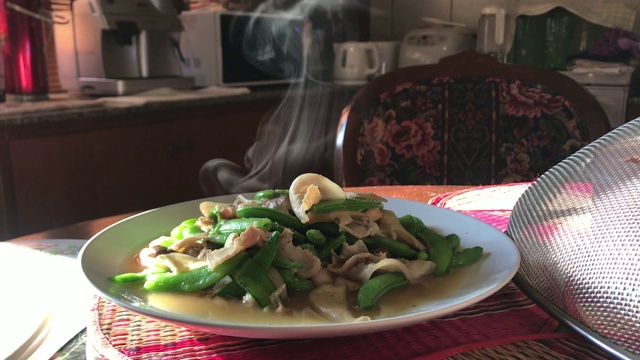 蔬菜的蒸气烧着了餐厅里的一张桌子视频素材