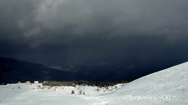白雪皑皑的群山中充满了戏剧性的天空视频素材