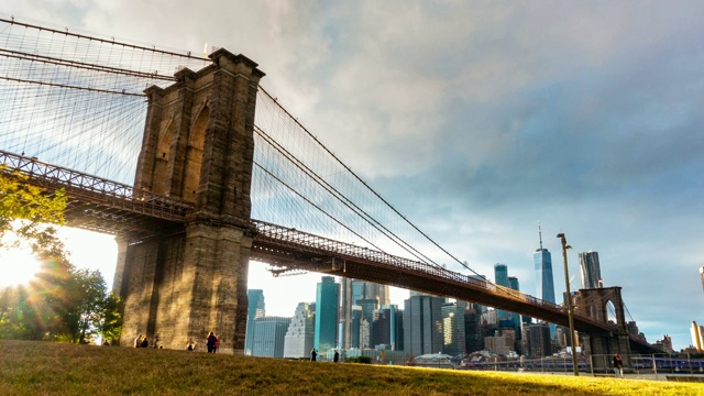曼哈顿桥和建筑物之间的阳光视频素材