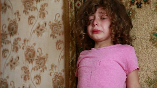 一个哭泣的小女孩的肖像视频素材