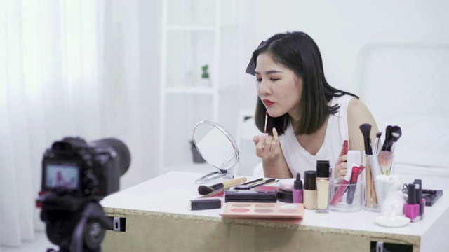 4K分辨率亚洲女性美容博主或v-logger显示眼影化妆品化妆教程视频素材